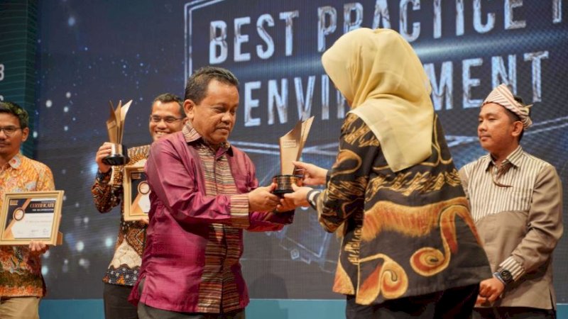 Penghargaan diterima langsung General Manager Asset Management & Peralatan PT Bumi Karsa, Ansar Rahman, yang sebelumnya menjabat Direktur PT Tombolo Energy pada CSR Outlook Award 2023 di Soehanna Hall, Jakarta Selatan, Selasa (25/7/2023) lalu.