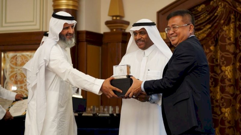 
Konsul Haji KJRI Jeddah, Nasrullah Jasam (kanan), menerima penghargaan dari pemerintah Arab Saudi atas apresiasi kepada Indonesia sebagai salah satu negara pengirim jemaah haji terbanyak di dunia. (Foto: Kementerian Agama)