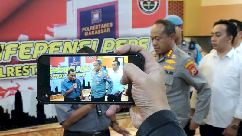 Kapolrestabes Makassar, Kombes Mokhamad Ngajib saat memberikan keterangan pers kasus dugaan penganiayaan balita oleh oknum dokter. (Dok Rakyatku)