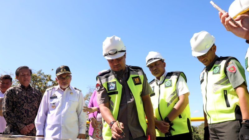 Gubernur Sulsel Andi Sudirman Sulaiman saat peresmian Cekdam Kasiping dan Air Siap Minum di Kecamatan Sinoa, Rabu (2/8).
