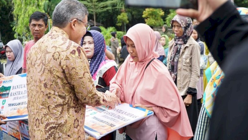 Wali Kota Parepare, Taufan Pawe (kiri), saat menyerahkan bantuan beras peduli secara simbolis kepada penerima di halaman depan kompleks rumah jabatan Wali Kota Parepare, Jumat (4/8/2023).