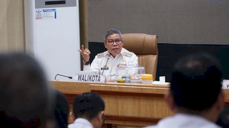 Wali Kota Parepare, Taufan Pawe, saat memimpin rapat monitoring dan evaluasi (monev) kegiatan pembangunan triwulan II 2023 di Ruang Pola Kantor Wali Kota Parepare, Jumat (4/8/2023).