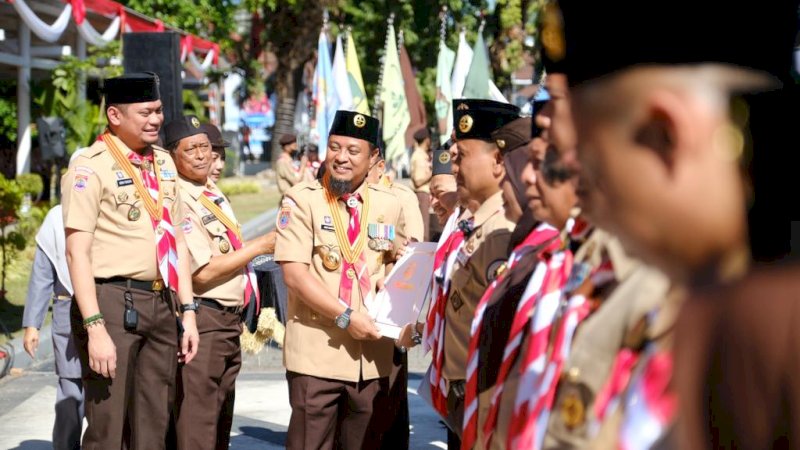 Adnan saat menghadiri Apel Besar pelepasan Kontingen Daerah Sulsel untuk mengikuti Raimuna Nasional sekaligus Memperingati Hari Pramuka ke-62 tahun, di Lapangan Rumah Jabatan Gubernur Sulsel, Senin (7/8).