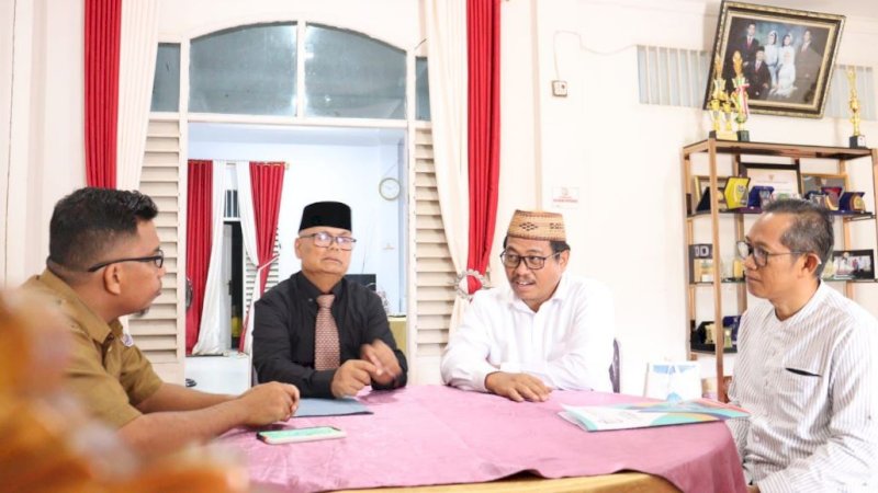 Bupati Enrekang, Muslimin Bando (kedua kiri), saat menerima kunjungan Rektor Institut Agama Islam Negeri (IAIN) Parepare, Hannani (kedua kanan), di rumah jabatan Bupati Enrekang, Senin (7/8/2023).