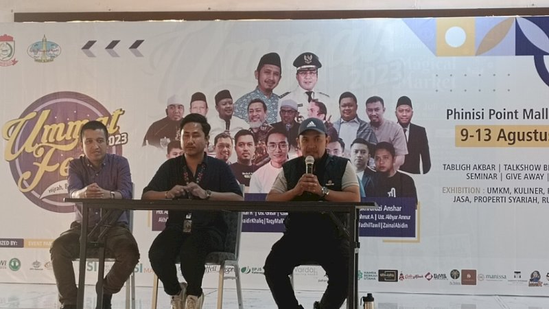 keterangan foto: Budi Raharja leasing project Phipo, Juju PR Phipo, Ketua Panitia Ummat fest, Muhammad Noer Azhari, saat menggelar presscon selasa(8/8)