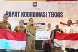 Sambut Kemerdekaan RI ke-78, Yayasan Hadji Kalla Serahkan 1000 Bendera Merah PUtih