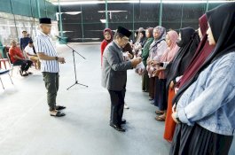 Wali Kota Palopo Bagikan Daging Kurban ke 214 Ibu Hamil