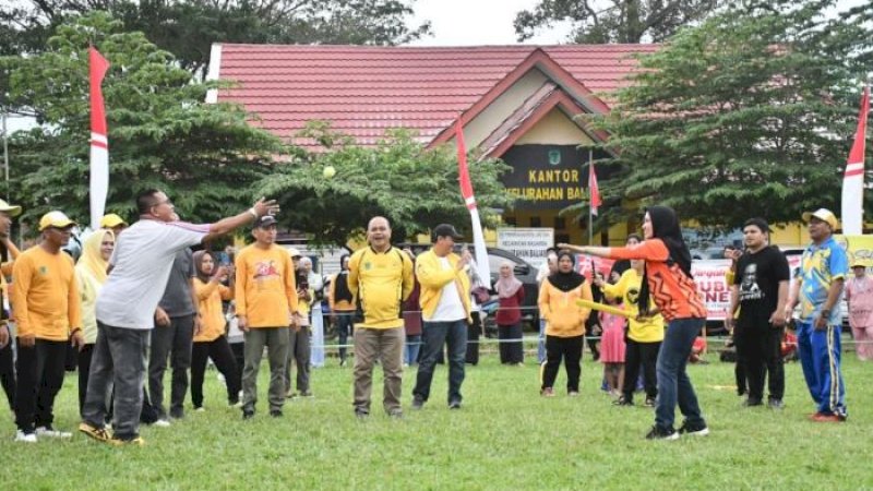Pembukaan Turnamen Bola Kasti Muhammad Fauzi di Lapangan Bola Kelurahan Baliase, Kecamatan Masamba, Kabupaten Luwu Utara, Sulawesi Selatan, Kamis (10/8/2023).