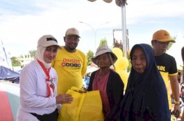 Bupati Luwu Utara Bagikan 117 Paket Santunan untuk Lansia