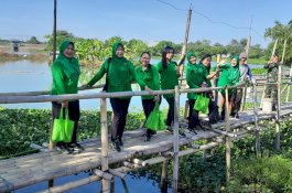 Jumat Berkah, Persit KCK Cabang VIII Itdam XIV/Hsn Bagikan Paket Sembako