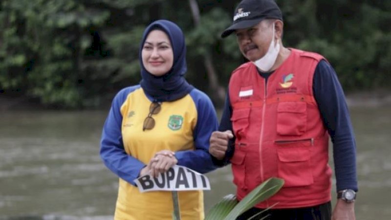 Bupati Luwu Utara, Indah Putri Indriani (kiri), saat penanaman pohon di bantaran Sungai Masamba tepatnya di Lingkungan Poddo, Kelurahan Bone, Jumat (11/8/2023). (Foto: Pemkab Luwu Utara)