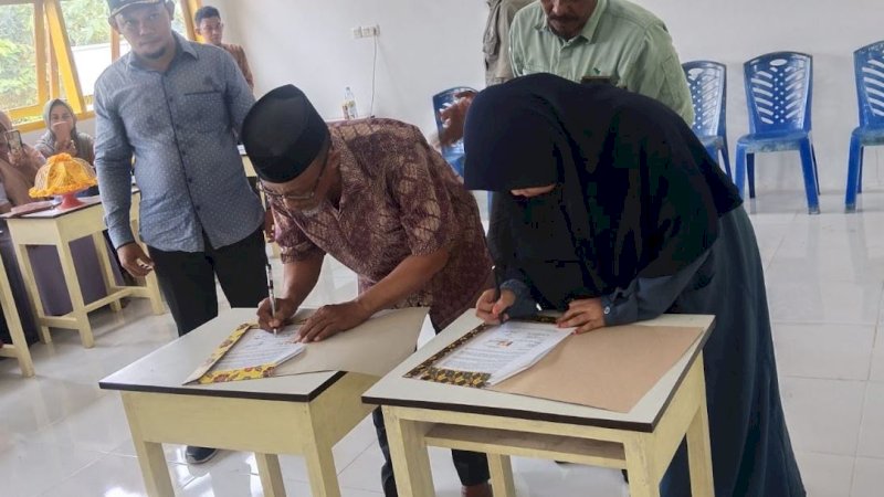 Serah terima ruang kelas belajar (RKB) tiga unit lengkap dengan perabotan sekolah Madrasah Ibtidaiyah (MI) Alkhairaat oleh PT Vale Indonesia ke Pemerintah Desa Kolono, Kecamatan Bungku Timur, Kabupaten Morowali, Sulawesi Tengah, dan pihak sekolah, Jumat (11/8/2023). (Foto: PT Vale Indonesia)