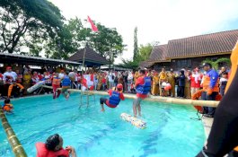 Meriahnya Lomba Kupas Bawang dan Pukul Bantal di Gowa