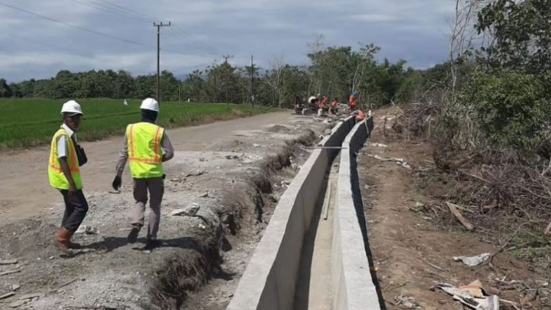 Rekonstruksi jalan Ruas Tanabatue - Sanrego - Palattae di Kabupaten Bone kini sedang tahap pekerjaan drainase dan penyiapan lapisan agregat. (Foto: Pemprov Sulsel)