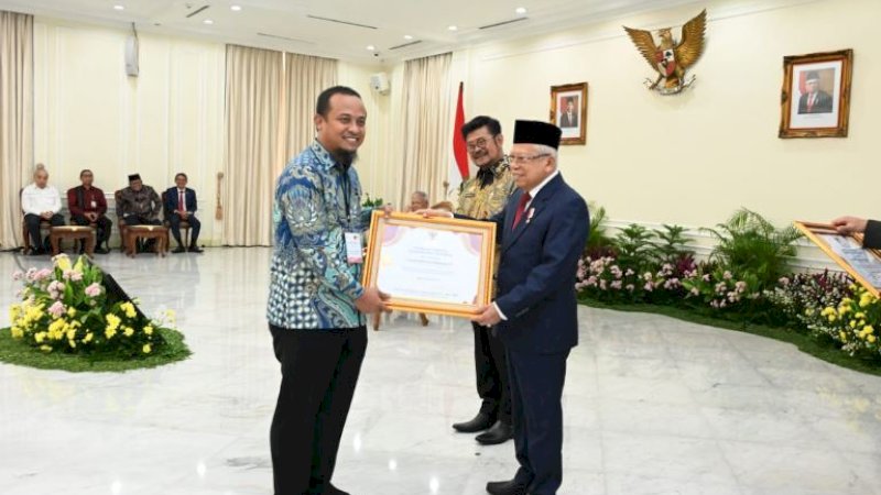 Gubernur Sulawesi Selatan (Sulsel), Andi Sudirman Sulaiman (kiri), menerima penghargaan Adhikarya Nararya Pembangunan Pertanian yang diserahkan Wakil Presiden (Wapres) Ma'ruf Amin, di Aula Istana Wakil Presiden, Senin (14/8/2023). (Foto: Pemprov Sulsel)