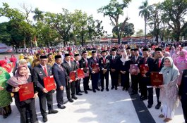 Gubernur Sulsel Sematkan 2.398 Satyalancana Karya Satya kepada PNS Pemprov