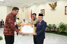 Adnan Purichta Ichsan Diganjar Penghargaan Adhikarya Pratama