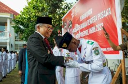 Mengharukan, Wali Kota Parepare dan Istri Jadi Pendamping Tak Terduga Paskibraka Saat Pengukuhan