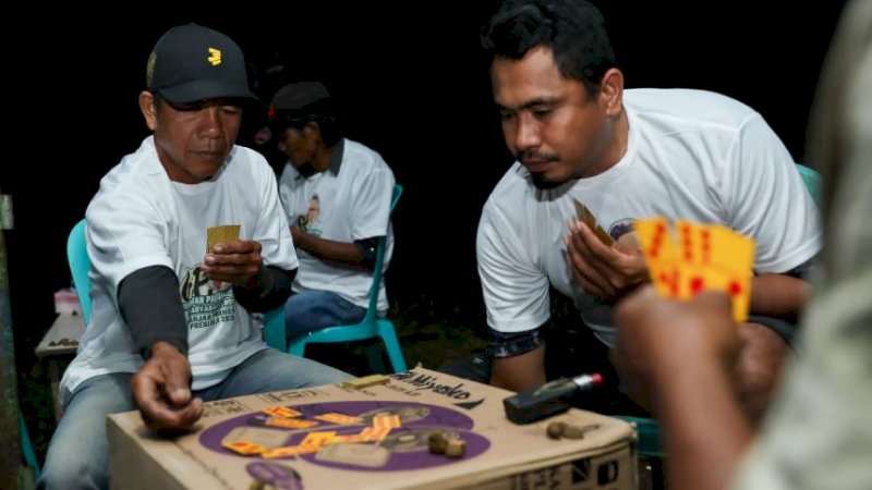 Lomba domino yang digelar Gerakan Passeddingeng di Desa Lompu, Kecamatan Cina, Kabupaten Bone, Sulawesi Selatan, Selasa (15/8/2023) malam.