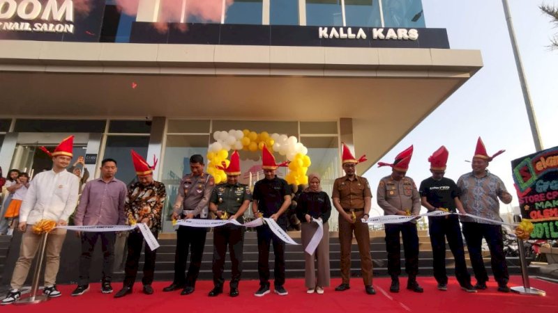 Kalla Kars menggelar grand opening store United E-Motor Makassar yang berlokasi di Jalan Metro Tanjung Bunga, Kota Makassar, Selasa (15/8/2023). 