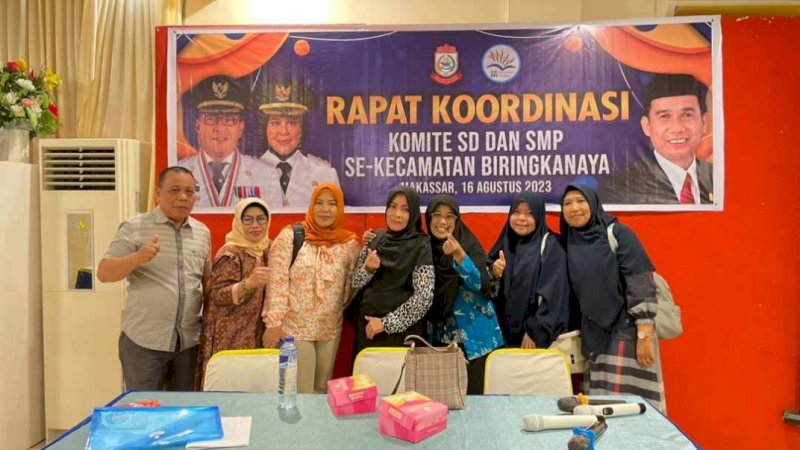 Yeni Rahman (baju biru), anggota DPRD Makassar dari Partai Keadilan Sejahtera (PKS) saat menghadiri rapat koordinasi Komite SD dan SMP se-Kecamatan Biringkanaya pada Rabu 16 Agustus 2023.