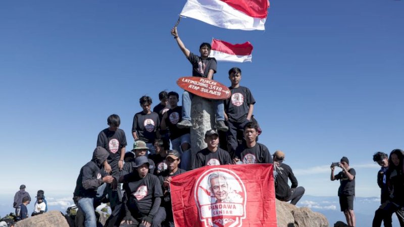 Pandawa Ganjar sukses mengibarkan bendera merah putih di Gunung Latimojong, Kabupaten Enrekang, Sulsel, Kamis (17/8/2023).