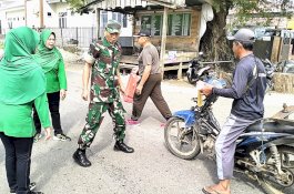 Pererat Silaturahmi Dengan Masyarakat, Koramil Majauleng Kodim Wajo Bagi Nasi Kotak
