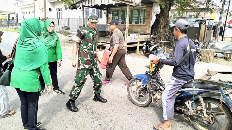 Pererat Silaturahmi Dengan Masyarakat, Koramil Majauleng Kodim Wajo Bagi Nasi Kotak