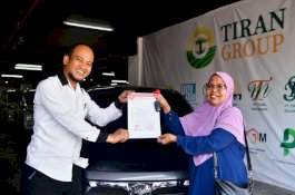 Pemenang Hadiah Umroh Jalan Sehat Anti Mager Terharu Menerima Hadiah