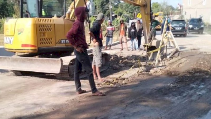 Pengerjaan rekonstruksi jalan ruas Bu'rung-Bu'rung - Bili-Bili di Kabupaten Gowa kini tahap pekerjaan saluran dan bahu beton. (Foto: Pemprov Sulsel)