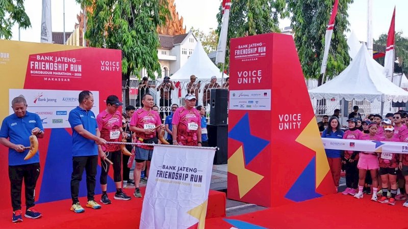 Walikota Makassar Melepas 1000 peserta Friendship Run Bank Jateng 2023 di Monumen Mandala, jalan Jenderal Sudirman Makassar, Minggu(20/8)