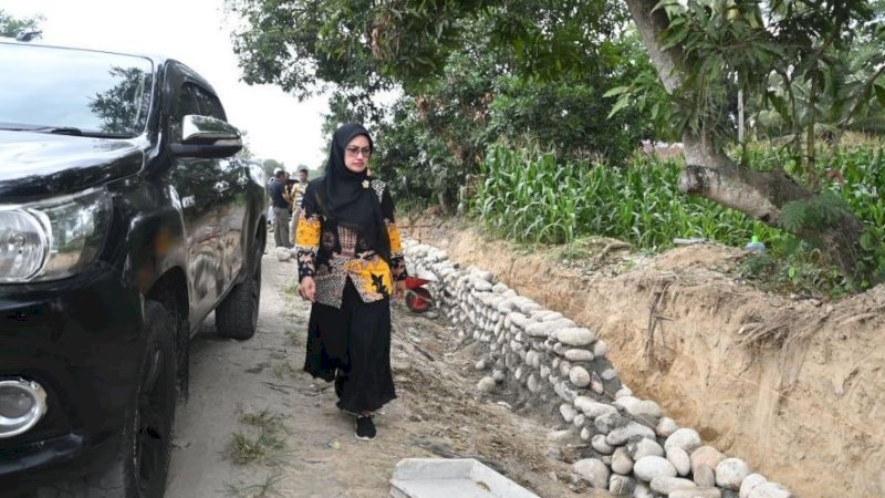 Bupati Luwu Utara, Indah Putri Indriani, saat meninjau pengerjaan ruas jalan Masamba-Kambisa, pekan lalu. (Foto: Pemkab Luwu Utara)