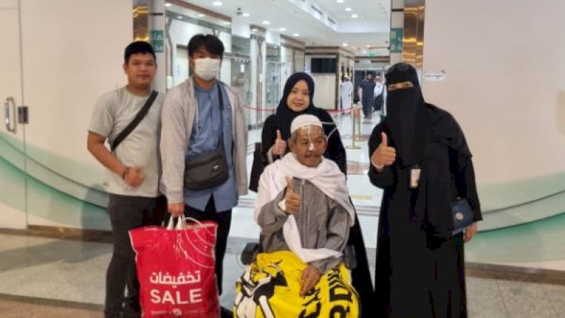 Salah seorang jemaah haji Indonesia yang telah diizinkan kembali ke tanah air setelah mendapatkan surat keterangan layak terbang dari rumah sakit di Arab Saudi. (Foto: Kementerian Agama)