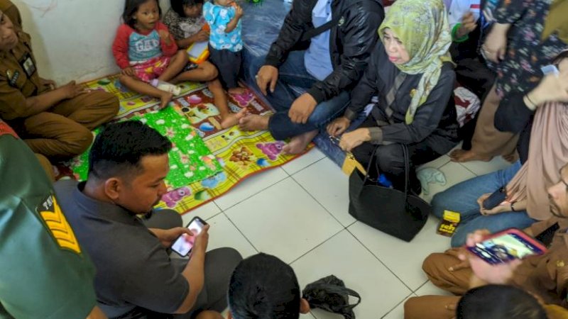 Kunjungan Komisi II DPRD Parepare bersama SKPD Pemkot Parepare terkait ke kediaman tiga anak telantar di Kecamatan Bacukiki, Kota Parepare, Sulawesi Selatan, Senin (21/8/2023).