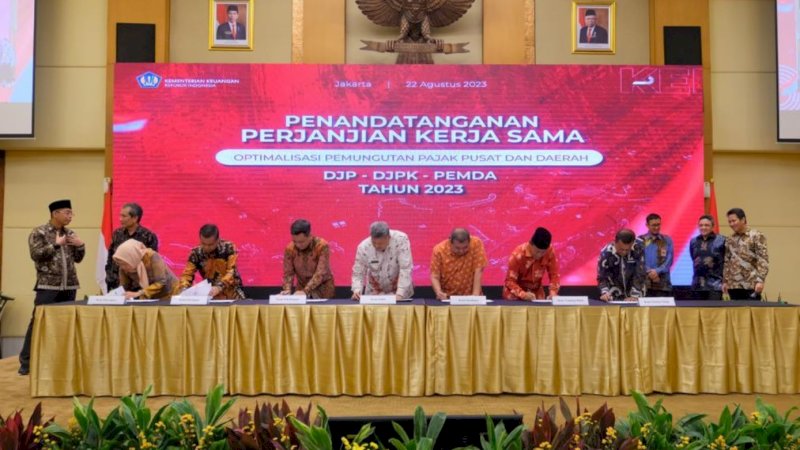 Penandatanganan perjanjian kerja sama (PKS) untuk meningkatkan pemungutan pajak pusat dan daerah Aula Cakti Buddhi Bhakti, Kantor Pusat DJP, Jakarta, Selasa (22/8/2023).