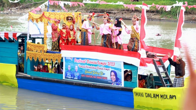 Lomba Perahu Hias, Perahu Dayung dan Perahu Mesin Ramaikan Festival Danau Tempe 2023