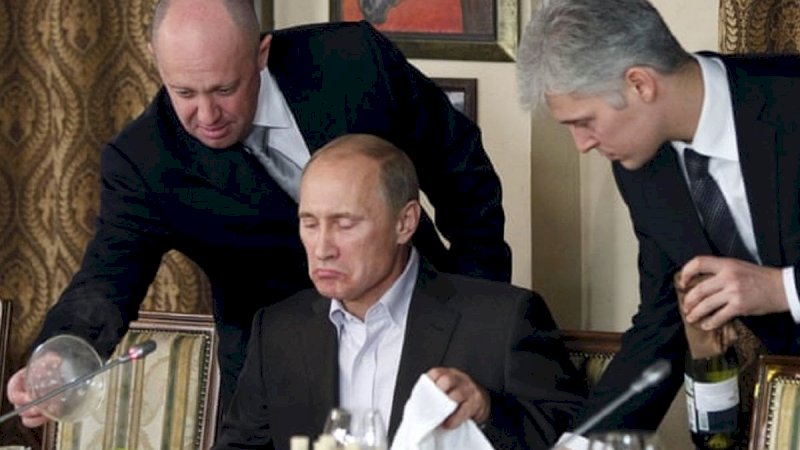 Yevgeny Prigozhin (kiri) dan Vladimir Putin (tengah). (Foto: Misha Japaridze/AP)