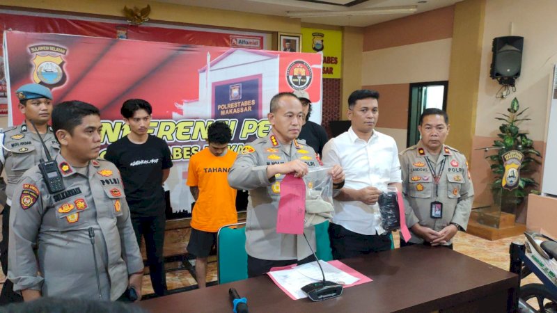 Kapolrestabes Makassar, Kombes Pol Mokhamad Ngajib saat memperlihatkan barang bukti, Senin 28/8/2023. (Dok Rakyatku)