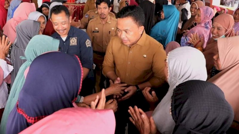 Bupati Bantaeng Salurkan Bantuan Beras di Tompobulu