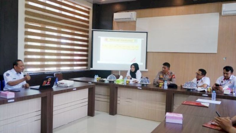 Unit Pemberantasan Pungli Sapu Bersih Pungutan Liar (UPP Saber Pungli) Provinsi Sulawesi Selatan saat diterima UPP Saber Pungli Sidrap di Ruang Sekertariat UPP Saber Pungli Kantor Inspektorat Sidrap, Rabu (30/8/2023). 