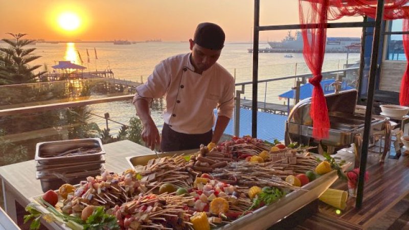 Seorang chef sedang menata menu yang akan digrill , di teras swiss-belhotel Makassar, kamis(31/8)