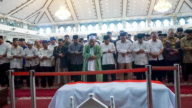 Bersama Jusuf Kalla, Taufan Pawe Hadiri Salat Jenazah Mantan Gubernur Sulsel Amin Syam