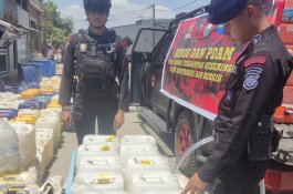 Brimob Polda Sulsel Bantu PDAM Makassar Salurkan Air Bersih ke Masyarakat