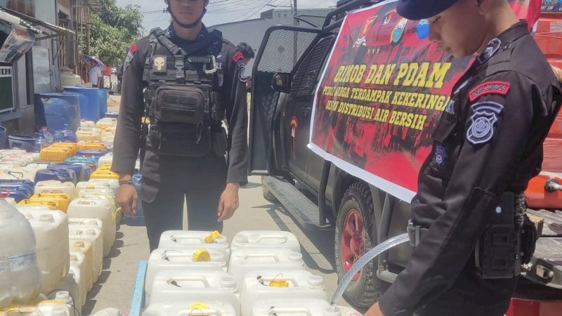 Brimob Polda Sulsel Bantu PDAM Makassar Salurkan Air Bersih ke Masyarakat