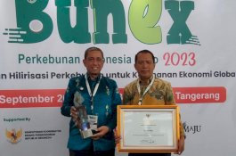 Diserahkan Mentan SYL, Amran Mahmud Terima Penghargaan Anugrah Perkebunan Indonesia