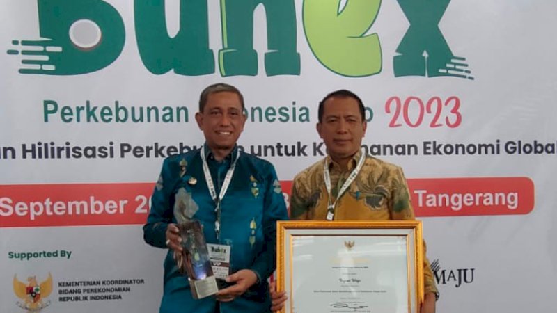 Diserahkan Mentan SYL, Amran Mahmud Terima Penghargaan Anugrah Perkebunan Indonesia