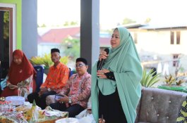 Erna Rasyid Bina Komunitas Warga Dengan Rutin Mengaji