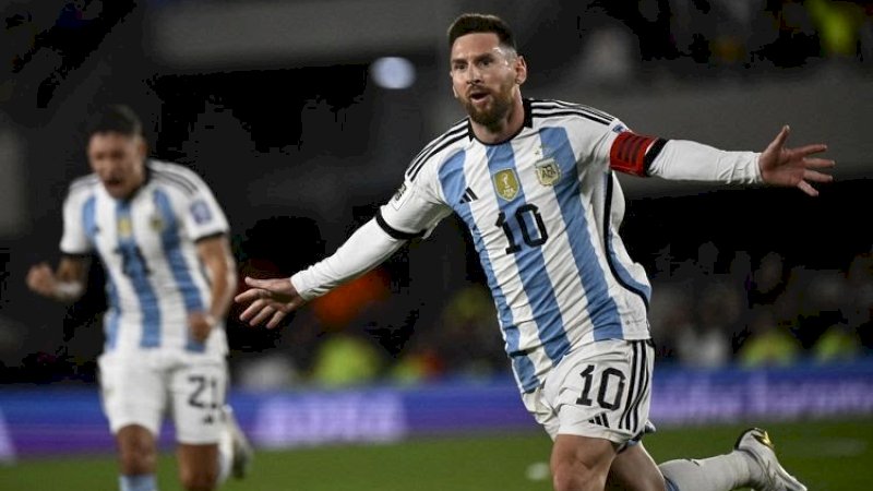 Lionel Messi merayakan gol untuk timnas Argentina ke gawang timnas Ekuador dalam Kualifikasi Piala Dunia 2026 zona CONMEBOL di Stadion El Monumental, Kamis (7/9/2023) waktu setempat. (LUIS ROBAYO)