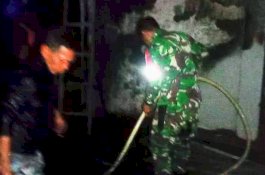TNI-Polri Bantu Padamkan Kebakaran Rumah Warga di Wajo
