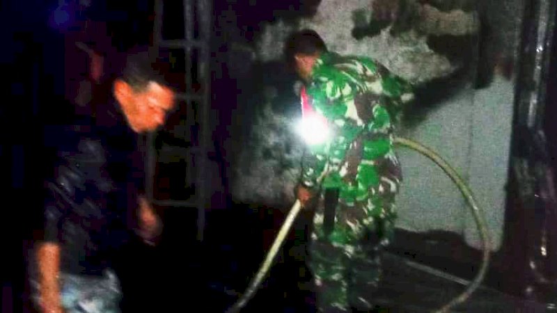 TNI-Polri Bantu Padamkan Kebakaran Rumah Warga di Wajo
